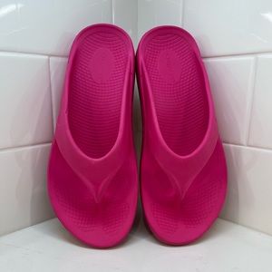 OOFOS Compression Sandals, Hot Fuchsia Size 9 Women’s